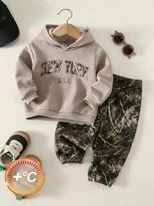 SHEIN 2件組男嬰迷彩圖案針織柔軟圓領長袖套頭運動衫與鬆緊腰長褲套裝，適合秋冬返校季節 - 彩色 - 查看 5