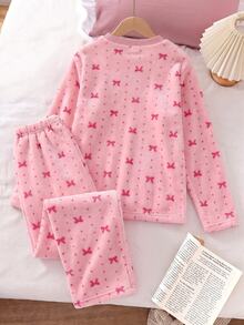 SHEIN 女童圓領法蘭絨居家服套裝，柔軟甜美風，粉色滿版印花配玫瑰紅蝴蝶結，雙面法蘭絨親膚柔軟面料，寬鬆落肩長袖直筒褲，休閒版型，秋冬加絨保暖睡衣兩件套 - 藕粉色 - 查看 2