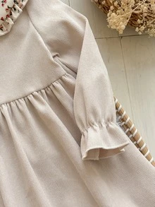 SHEIN فستان كاجوال للبنات الصغيرات من الصوف المحبوك بلون موحد وياقة دائرية مع تفاصيل باتشوورك وحافة منسوجة بنقشة زهرية - لون مشمشي - مشاهدة 5
