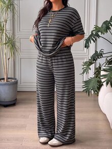SHEIN EZwear 大尺碼女款休閒端莊度假早午餐辦公室對比條紋印花寬鬆版型T恤與長褲兩件套 春/夏 棕色 - 黑色 - 查看 5