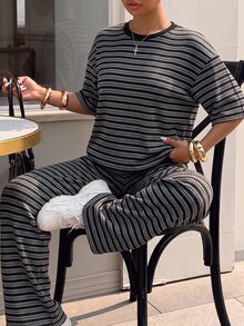 SHEIN EZwear 大尺碼女款休閒端莊度假早午餐辦公室對比條紋印花寬鬆版型T恤與長褲兩件套 春/夏 棕色 - 黑色 - 查看 1