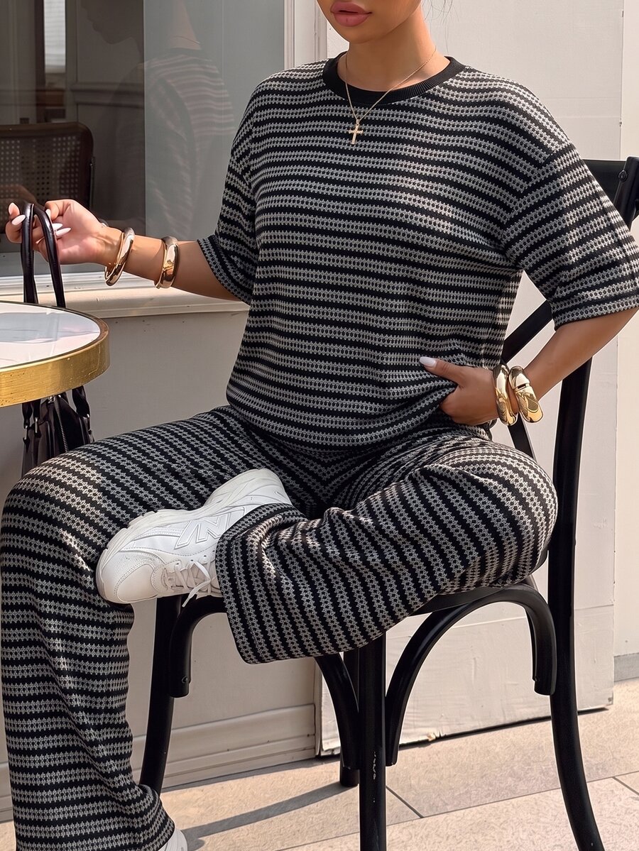 SHEIN EZwear 大尺碼女款休閒端莊度假早午餐辦公室對比條紋印花寬鬆版型T恤與長褲兩件套 春/夏 棕色 - 黑色 - 查看 1