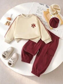 SHEIN 2件組幼童男童衛衣與工裝長褲套裝，學院風米色與酒紅配色，希臘回紋字母圖案，長袖圓領，標準版型，適合生日派對、秋季假期，羅紋袖口 - 彩色 - 查看 5