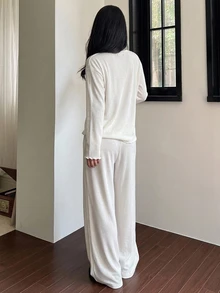 DAZY طقم ملابس نوم نسائي من قطعتين: تي شيرت بأكمام طويلة بلون سادة بتصميم بسيط وبنطلون بيجامة طويل بقصة مستقيمة - أبيض - مشاهدة 2