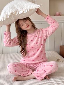 SHEIN 女童圓領法蘭絨居家服套裝，柔軟甜美風，粉色滿版印花配玫瑰紅蝴蝶結，雙面法蘭絨親膚柔軟面料，寬鬆落肩長袖直筒褲，休閒版型，秋冬加絨保暖睡衣兩件套 - 藕粉色 - 查看 6