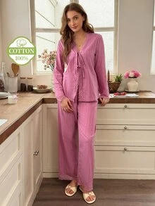 Snug Reverie طقم بيجامة نسائي من القطن 100% باللون الوردي العميق بتصميم رومانسي منعش مع رقع دانتيل وربطة أمامية - وردي - مشاهدة 4