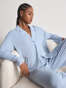 Ocili 女款純色極簡日常穿搭翻領貝殼鈕扣軟蕾絲長袖睡衣套裝 - 霧霾藍 - 查看 2