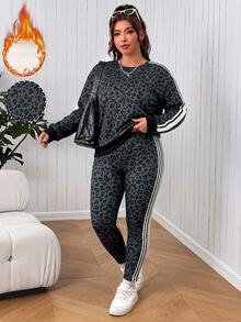 SHEIN EZwear طقم قطعتين مقاس كبير: سويت شيرت بأكمام طويلة بطبعة نمر وبنطلون مخطط بتصميم كتل لونية - بني مخاوي - مشاهدة 3