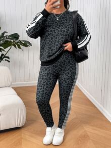 SHEIN EZwear طقم قطعتين مقاس كبير: سويت شيرت بأكمام طويلة بطبعة نمر وبنطلون مخطط بتصميم كتل لونية - بني مخاوي - مشاهدة 1
