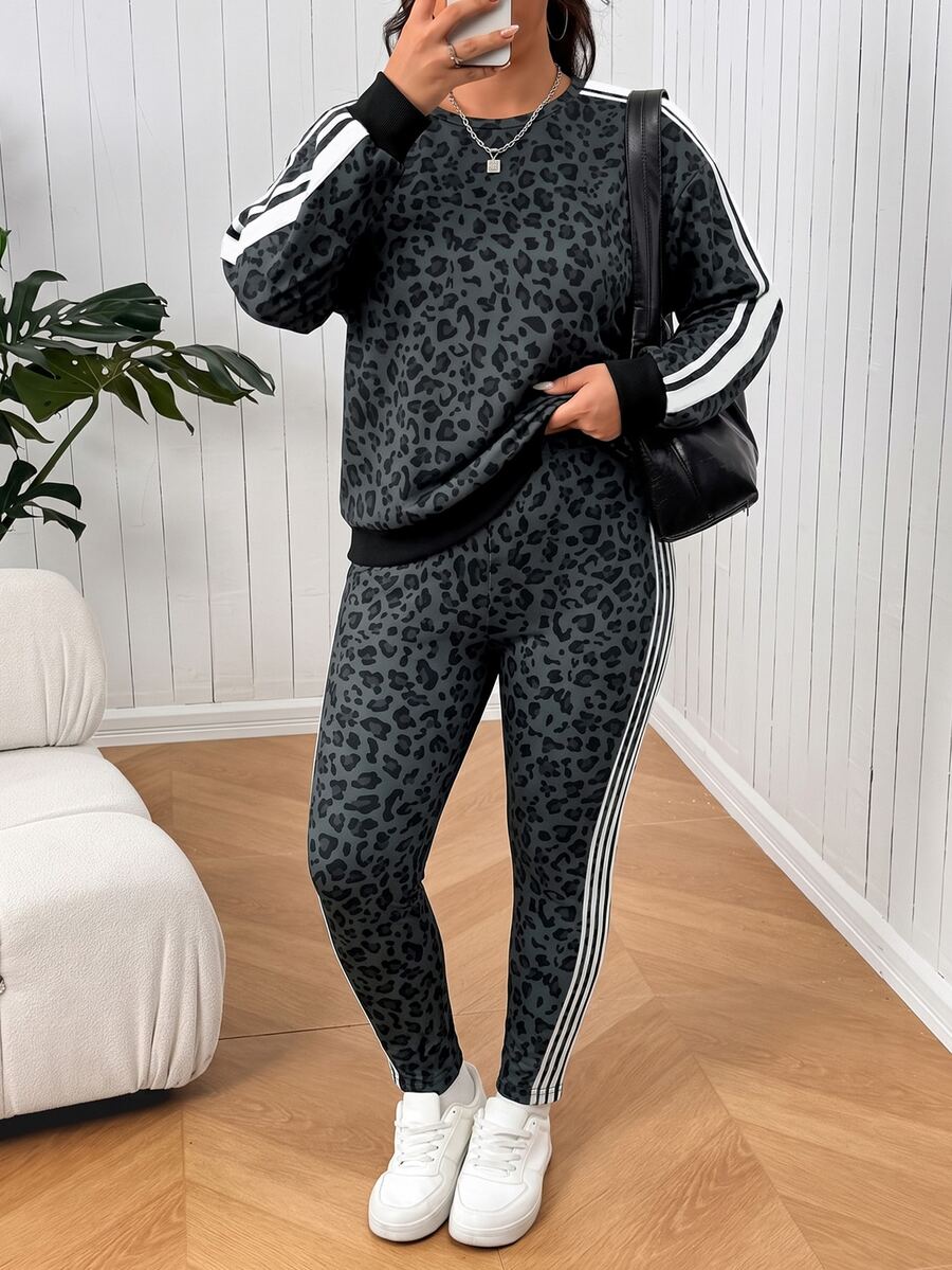 SHEIN EZwear طقم قطعتين مقاس كبير: سويت شيرت بأكمام طويلة بطبعة نمر وبنطلون مخطط بتصميم كتل لونية - بني مخاوي - مشاهدة 1