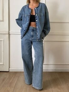 Livesso Höstblå kort denimjacka med nedvikt krage, knappar och fickdekor, set med vida denimbyxor - Blå - Visa 4