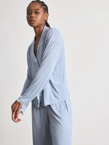 Ocili 女款純色極簡日常穿搭翻領貝殼鈕扣軟蕾絲長袖睡衣套裝 - 霧霾藍 - 查看 6