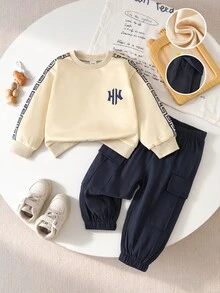 SHEIN 2件組幼兒男童運動衫長褲套裝，可愛米色海軍藍條紋刺繡工裝風，長袖圓領，寬鬆版型，適合秋季假日派對的大哥哥穿搭 - 彩色 - 查看 4