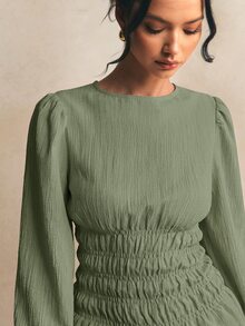 Poéselle 女款米色圓領泡泡袖抽褶腰部荷葉邊上衣，優雅長袖風格，紋理百褶設計，夏季女性茶會上衣 - 橄欖綠 - 查看 3