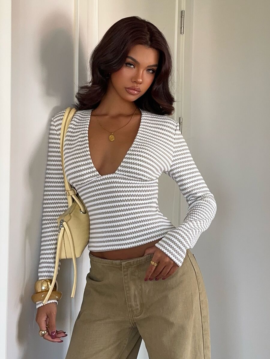 Aloruh Kaos Wanita Lengan Panjang Bergaris Model Baru Musim Gugur/Dingin dengan Kerah V Dalam dan Potongan Pas Badan - Khaki - View 1