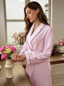 Snug Reverie رداء نسائي بطبعة مخططة وأكمام طويلة، بأسلوب منعش، مزين بحافة دانتيل زهرية، مناسب لجميع الفصول، ملابس منزلية مريحة - وردي فاتح - مشاهدة 4