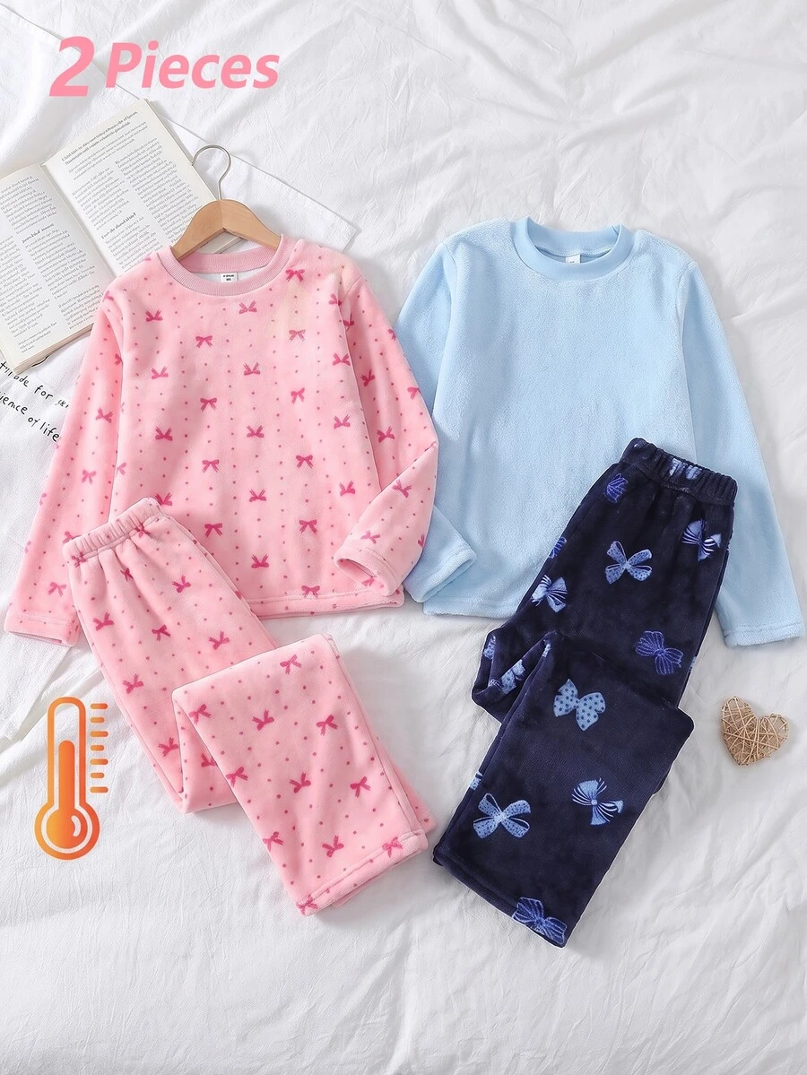 SHEIN 女童圓領法蘭絨居家服套裝,柔軟甜美風,粉色滿版印花配玫瑰紅蝴蝶結,雙面法蘭絨親膚柔軟面料,寬鬆落肩長袖直筒褲,休閒版型,秋冬加絨保暖睡衣兩件套 - 藕粉色 - 查看 1