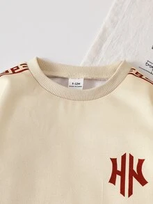 SHEIN 2件組幼童男童衛衣與工裝長褲套裝，學院風米色與酒紅配色，希臘回紋字母圖案，長袖圓領，標準版型，適合生日派對、秋季假期，羅紋袖口 - 彩色 - 查看 8