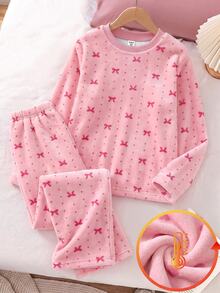 SHEIN 女童圓領法蘭絨居家服套裝，柔軟甜美風，粉色滿版印花配玫瑰紅蝴蝶結，雙面法蘭絨親膚柔軟面料，寬鬆落肩長袖直筒褲，休閒版型，秋冬加絨保暖睡衣兩件套 - 藕粉色 - 查看 3