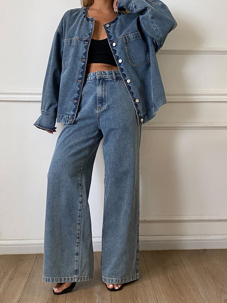 Livesso Höstblå kort denimjacka med nedvikt krage, knappar och fickdekor, set med vida denimbyxor - Blå - Visa 1