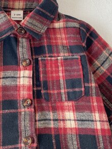 SHEIN Vintaside Kids 1件男嬰格紋鈕扣襯衫 英倫風紅黑塔坦格紋印花口袋長袖翻領常規款 秋季節日派對上衣 - 紅色 - 查看 8