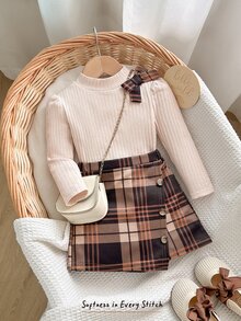 Cozy Pixies طقم بناتي من تي شيرت بياقة عالية مزين بفيونكة من قماش مضلع محبوك مع تنورة قصيرة ملفوفة بطبعة كاروهات وحافة غير متماثلة - متعدد الألوان - مشاهدة 1