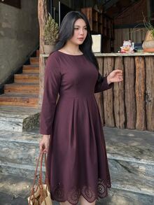 Modelyn Gaun Berlipit Lipat dengan Hiasan Kerang Potongan Laser Plus - Burgundy - View 7
