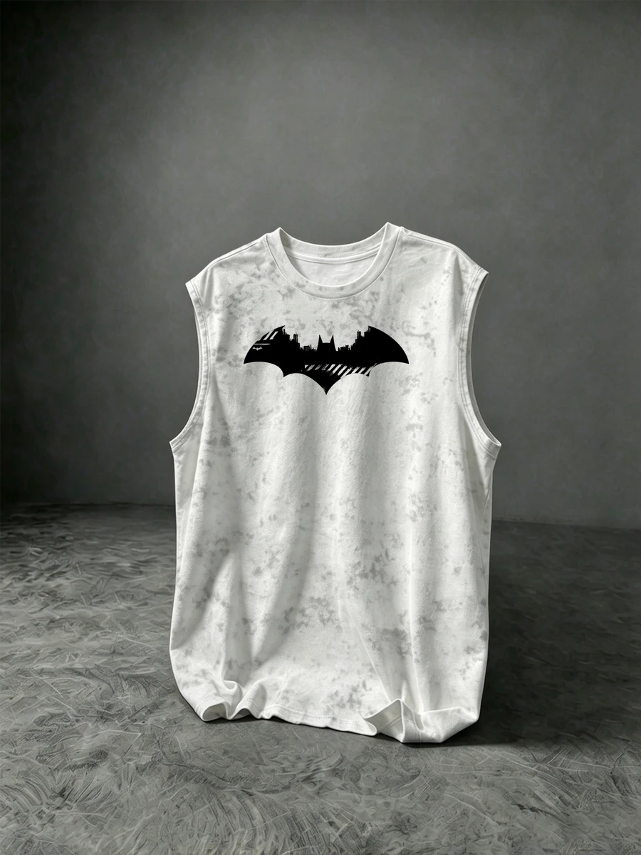 BATMAN X SHEIN Gym Rark ملابس علوية رياضي بدون أكمام برقبة دائرية بطبعة خفافيش للرجال، للجيم - أبيض - مشاهدة 1