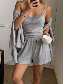 DAZY Bộ đồ ngủ 3 món gồm áo hai dây viền ren trơn, quần short và áo choàng - Xám - Xem 5