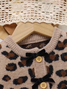 SHEIN 女童豹紋針織開襟衫與百褶裙兩件套，時尚蝴蝶結鈕扣毛衣外套與嬰兒裙裝，甜美秋冬日常旅行度假拍照穿搭 - 黑色 - 查看 8