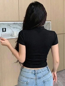 DAZY تي شيرت نسائي بلون سادة بتصميم بسيط وياقة نصف عالية وقصة ضيقة وأكمام قصيرة ملابس منزلية - الأسود - مشاهدة 2