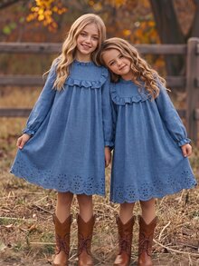 SHEIN Elladie kids 1件女童清新田園風純色布料下擺燒花鏤空工藝，荷葉領，胸前荷葉裝飾，泡泡袖長袖，寬鬆A字中長洋裝，常規厚度，精緻鏤空洋裝，適合日常穿著、度假穿搭，春秋季 - 藍色 - 查看 1