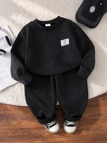 SHEIN 秋季長袖水洗紋理運動衫與工裝束口休閒褲套裝，極簡標籤裝飾，柔軟休閒男童服飾，彈性腰頭設計 - 黑色 - 查看 6