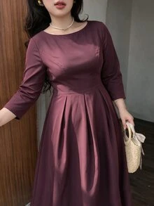 Modelyn Gaun Berlipit Lipat dengan Hiasan Kerang Potongan Laser Plus - Burgundy - View 3