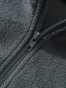 Manfinity Roghcode 男士立領抓絨半拉鍊套頭衛衣，厚實絨毛布料，胸前極簡十字標誌刺繡細節，寬鬆落肩大尺寸版型，袖口收口，復古街頭風，柔軟親膚，適合秋冬穿著，可單穿或作為內搭層，抓絨外套 - 深灰色 - 查看 5