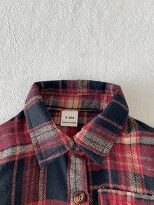 SHEIN Vintaside Kids 1件男嬰格紋鈕扣襯衫 英倫風紅黑塔坦格紋印花口袋長袖翻領常規款 秋季節日派對上衣 - 紅色 - 查看 5