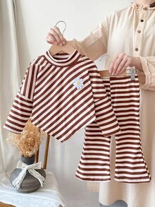 SHEIN 2件組幼女上衣褲裝套裝，可愛甜美棕色與白色條紋雛菊羅紋蝴蝶結長袖小立領休閒款 - 棕色 - 查看 1