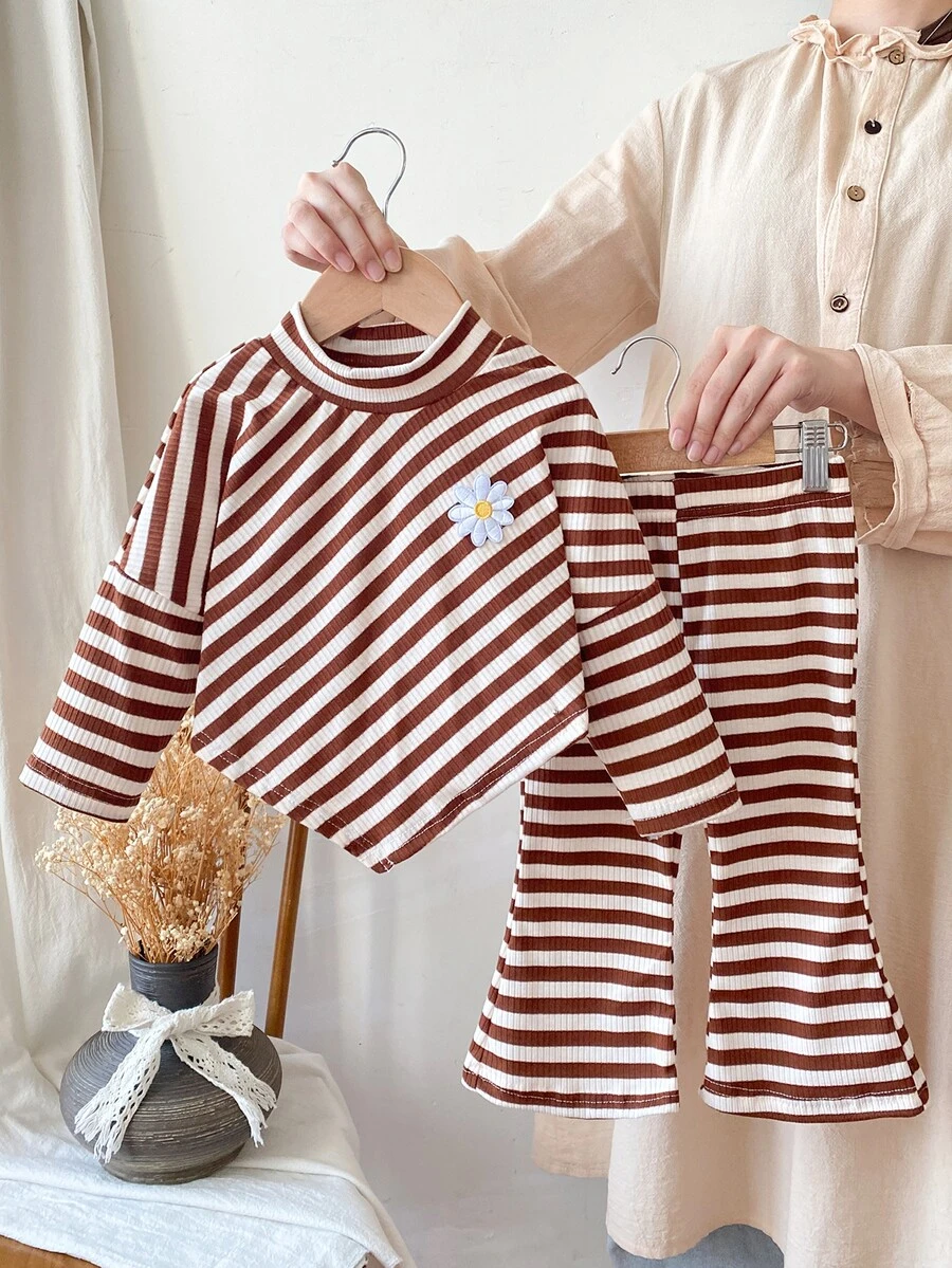SHEIN 2件組幼女上衣褲裝套裝,可愛甜美棕色與白色條紋雛菊羅紋蝴蝶結長袖小立領休閒款 - 棕色 - 查看 1