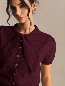 Poéselle 女款領結領短花瓣袖單排扣休閒法式優雅針織上衣，適合辦公室、早午餐、茶會穿搭，職場上衣 - 酒紅色 - 查看 3