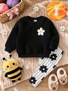 SHEIN Playful Pals 女嬰 2件組黑白花卉泰迪 CoolFleece 套裝，圓領長袖衛衣與印花條紋雛菊圖案內搭褲 - 杏色 - 查看 4