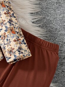 SHEIN 2件組女童幼兒套裝，甜美田園風，滿版碎花，荷葉邊肩部設計，蝴蝶結裝飾，長袖上衣配抽褶下擺與純色長褲，柔軟紋理面料，精緻女童兩件套，適合日常穿著、戶外活動，春秋百搭 - 棕色 - 查看 8