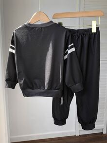 SHEIN 2件組兒童小男孩黑色時尚休閒運動風套頭衛衣與舒適運動長褲，對比條紋與字母印花設計，柔軟舒適面料，適合秋冬、返校、運動、戶外穿著，秋季穿搭 - 黑色 - 查看 3