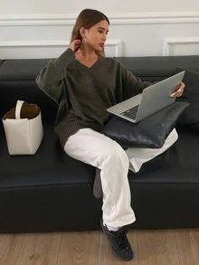 DAZY 女款寬鬆休閒純色V領落肩長袖針織衫，秋冬款，七分袖上衣，校園風 - 軍綠色 - 查看 2