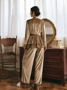 Côtesoire 法式優雅刺繡蕾絲拼接綁帶天鵝絨女款睡衣套裝 - 棕色 - 查看 4