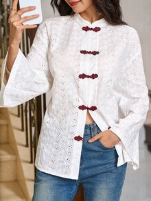 EastFlair 女款刺繡對比色盤扣上衣 - 米色 - 查看 7
