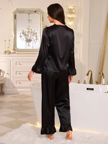 LuxeNights Setelan Piyama Celana Panjang Lengan Panjang Berkerut Leher V Berbahan Satin Hitam untuk Wanita - Hitam - View 3