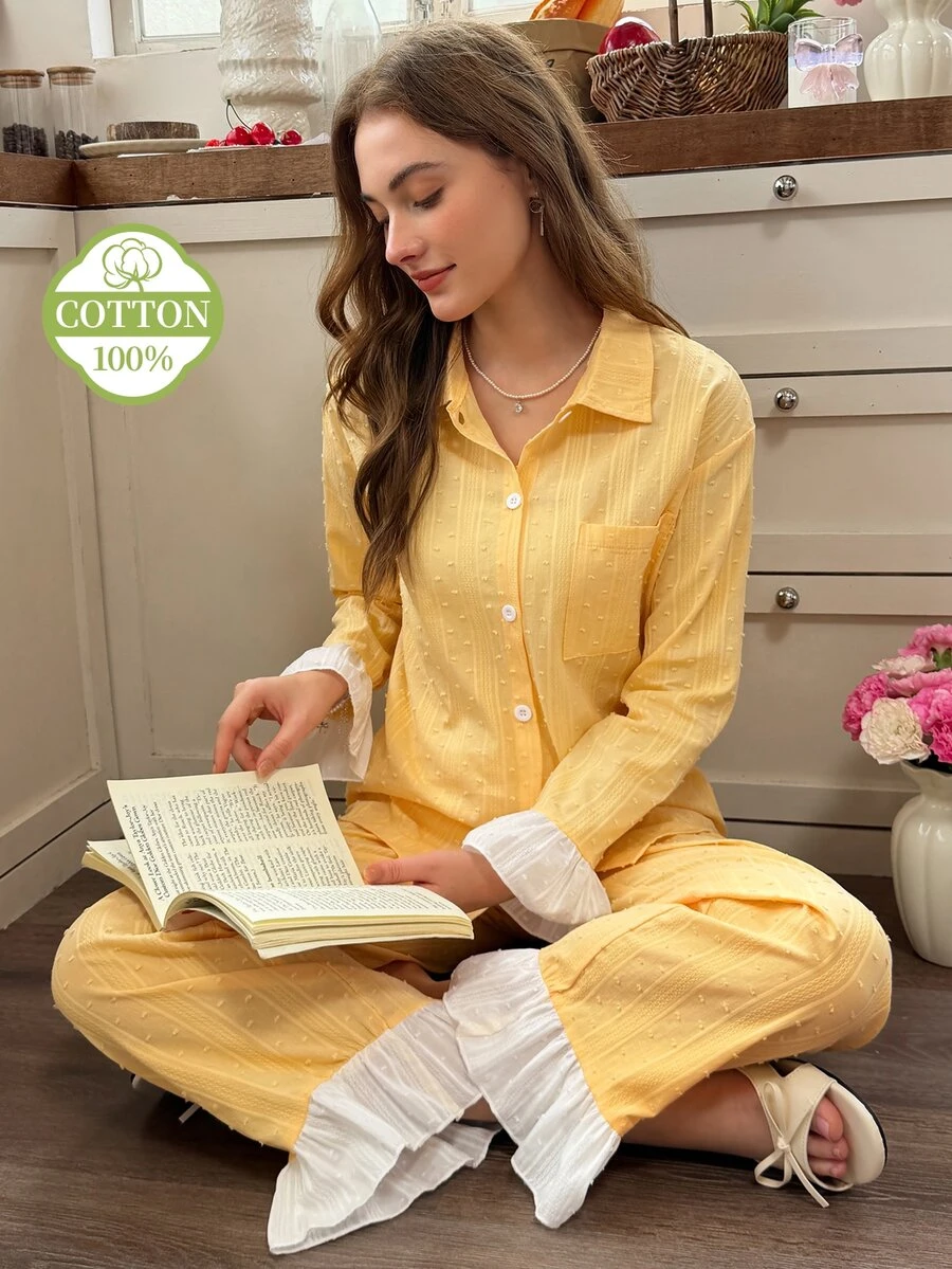 Snug Reverie Pyjamasset i 100 % bomull för kvinnor med krage, enkelknäppning, volangmanschetter, lång ärm och långa byxor - Gul - Visa 1