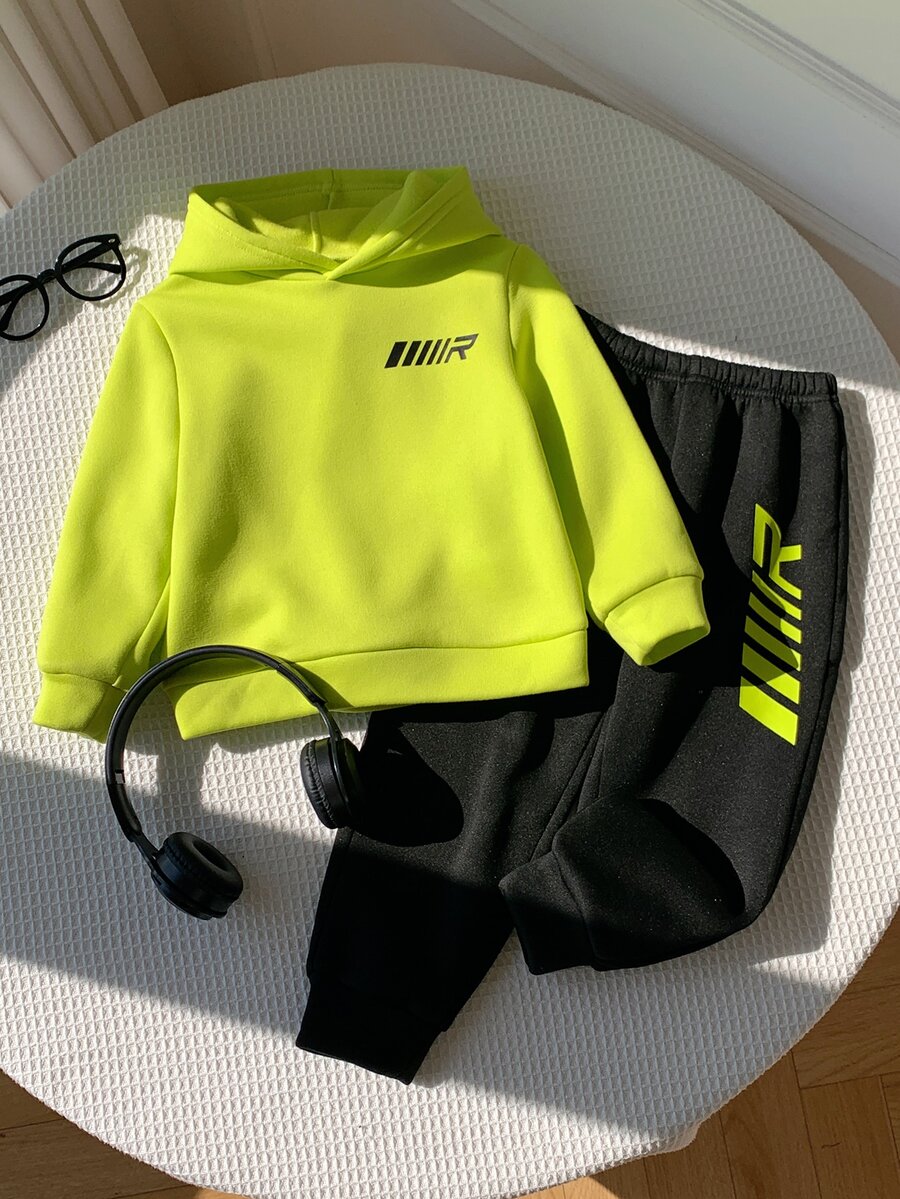 SHEIN 2件組兒童小男孩運動休閒極簡酷時尚字母印花亮色連帽衛衣與保暖舒適運動長褲套裝,寬鬆長袖連帽衛衣套裝,適合秋冬日常穿著、外出、街頭風、開學季 - 青檸色 - 查看 1