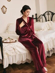 Côtesoire 法式優雅刺繡蕾絲拼接綁帶天鵝絨女款睡衣套裝 - 酒紅色 - 查看 3