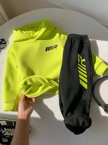 SHEIN 2件組兒童小男孩運動休閒極簡酷時尚字母印花亮色連帽衛衣與保暖舒適運動長褲套裝，寬鬆長袖連帽衛衣套裝，適合秋冬日常穿著、外出、街頭風、開學季 - 青檸色 - 查看 6